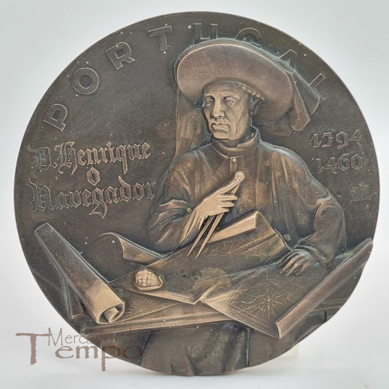 Medalhão em bronze comemorativo da morte do Infante D. Henrique, datada de 1960. Assinada: João da Silva.