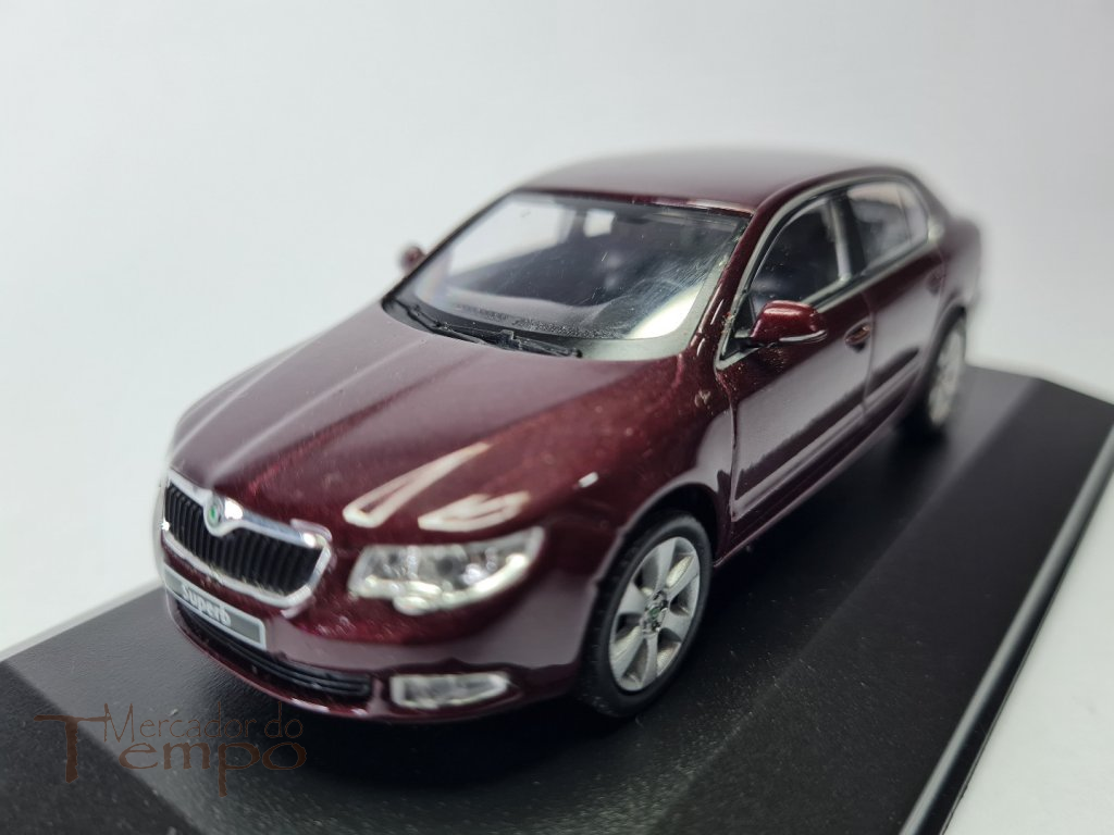 Miniatura 1/43 Abrex Skoda Superb.