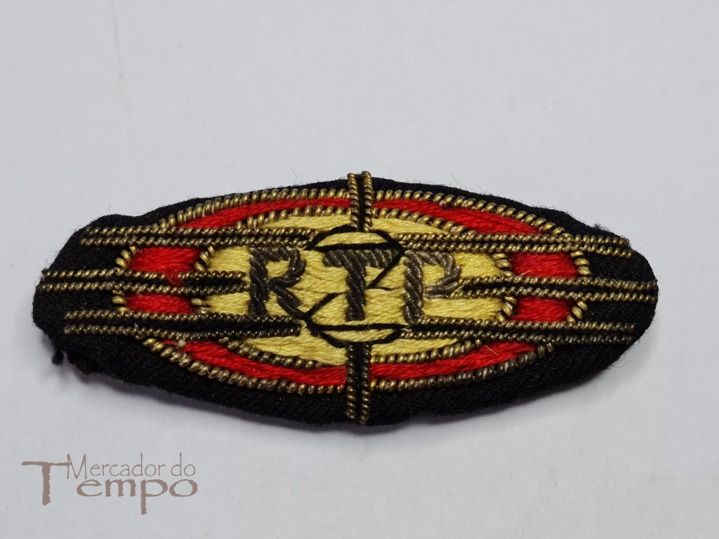 Raro emblema da RTP (Rádio televisão Portuguesa) bordado com fio de metal.