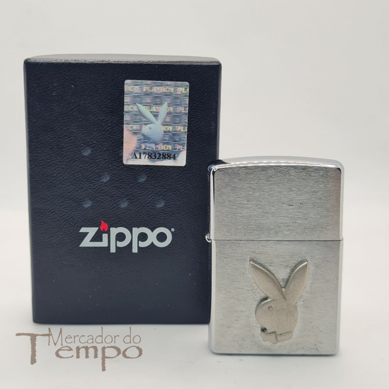 Isqueiro Zippo com simbolo da Playboy em relevo