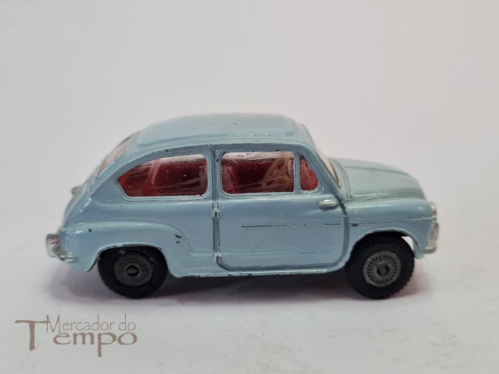Miniatura Dinky Toys Fiat 600