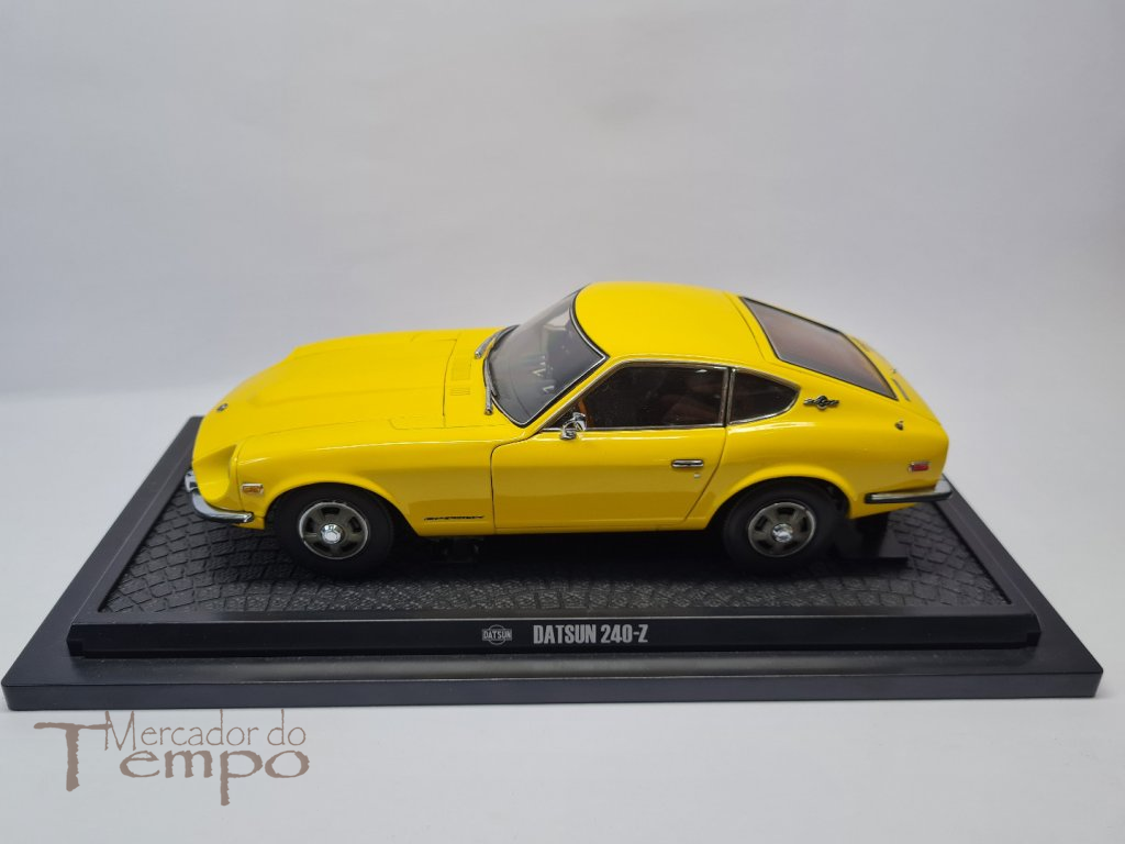 Miniatura 1/18 Kyosho Datsun 240-Z amarelo