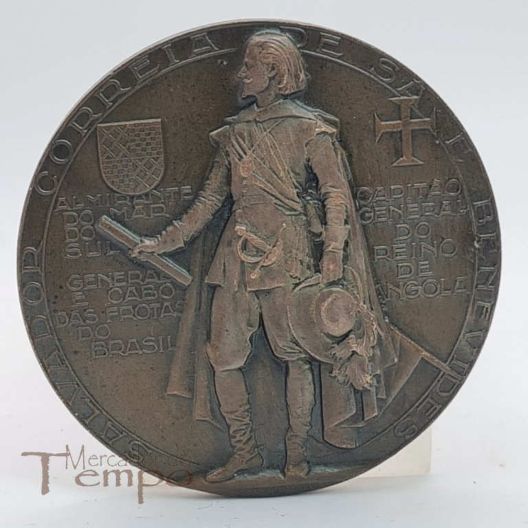Medalha em bronze comemorativa do III Centenário da Libertação de Angola, com figura de Salvador Correia de Sá e Benevides. Datada de 1948, assinada: João da Silva