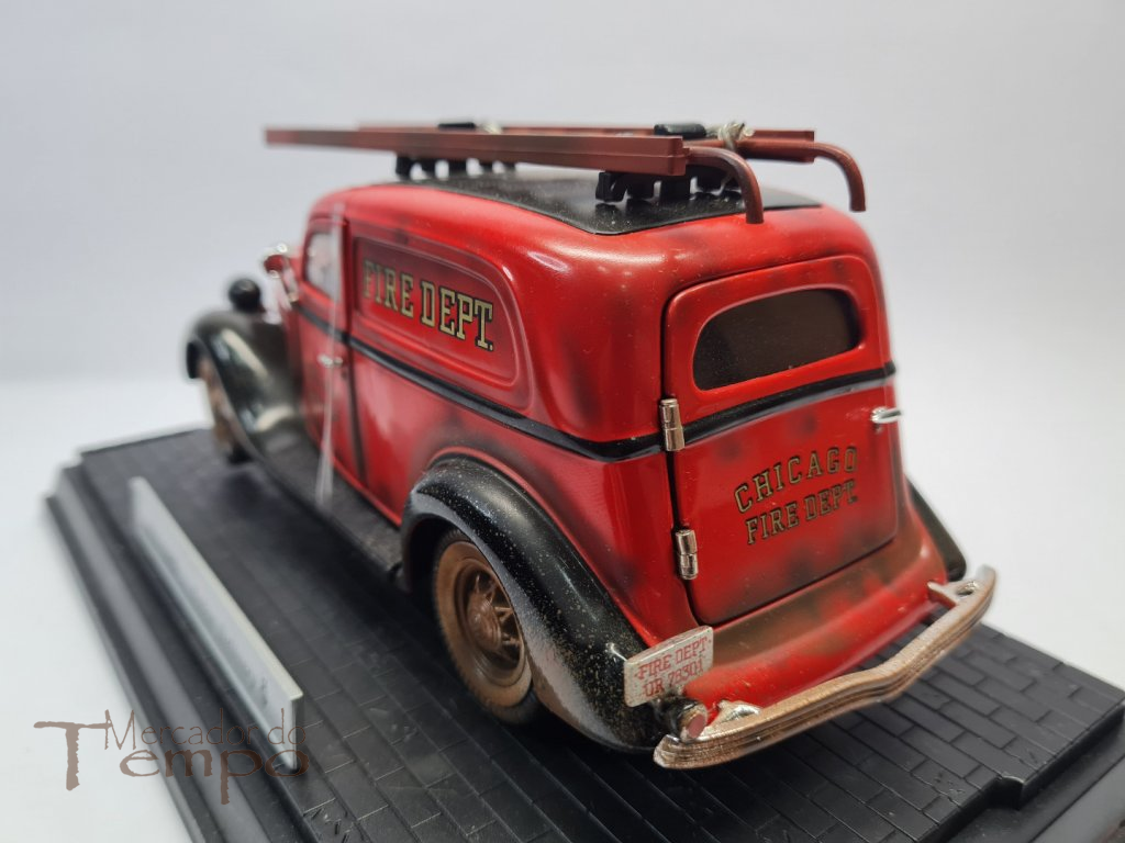 Miniatura 1/24 Schuco Ford Chicago Fire Department 1935 com caixa