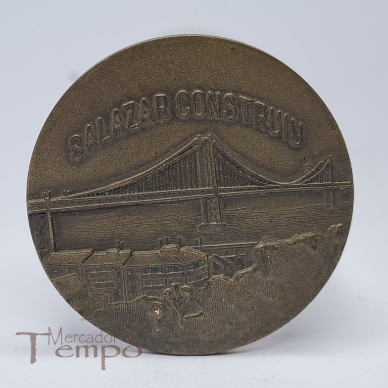 Medalha bronze “Portugal deu Luz ao Mundo”  / “Salazar Construiu”