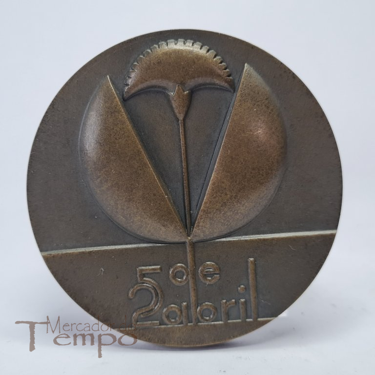 Medalha em bronze comemorativa do 25 de Abril / MFA Convivio Santarém. Assinada : Aurélio. 