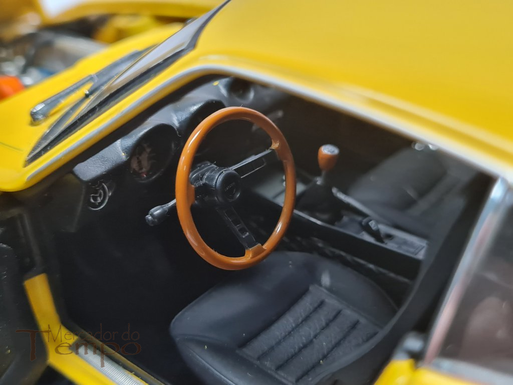 Miniatura 1/18 Kyosho Datsun 240-Z amarelo