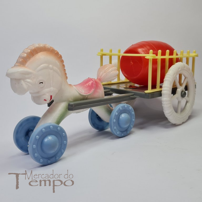 Brinquedo Português Carroça puxada por cavalo com barril na carga