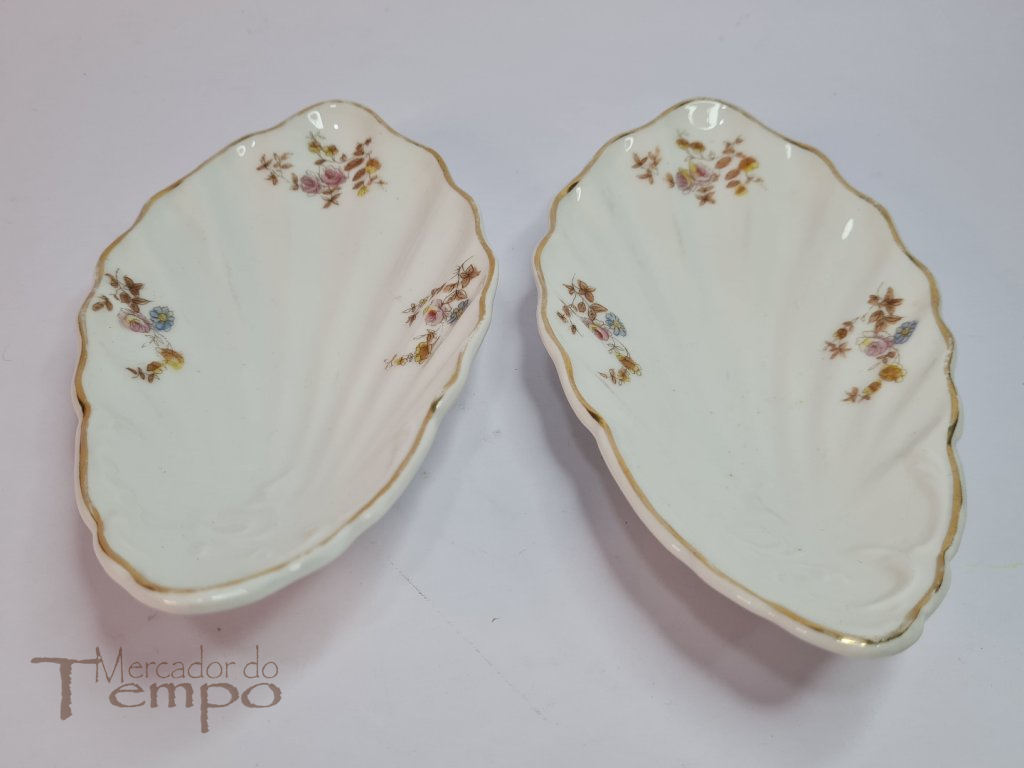 Par de Covilhetes em porcelana da Vista Alegre, decoração floral  1881-1921