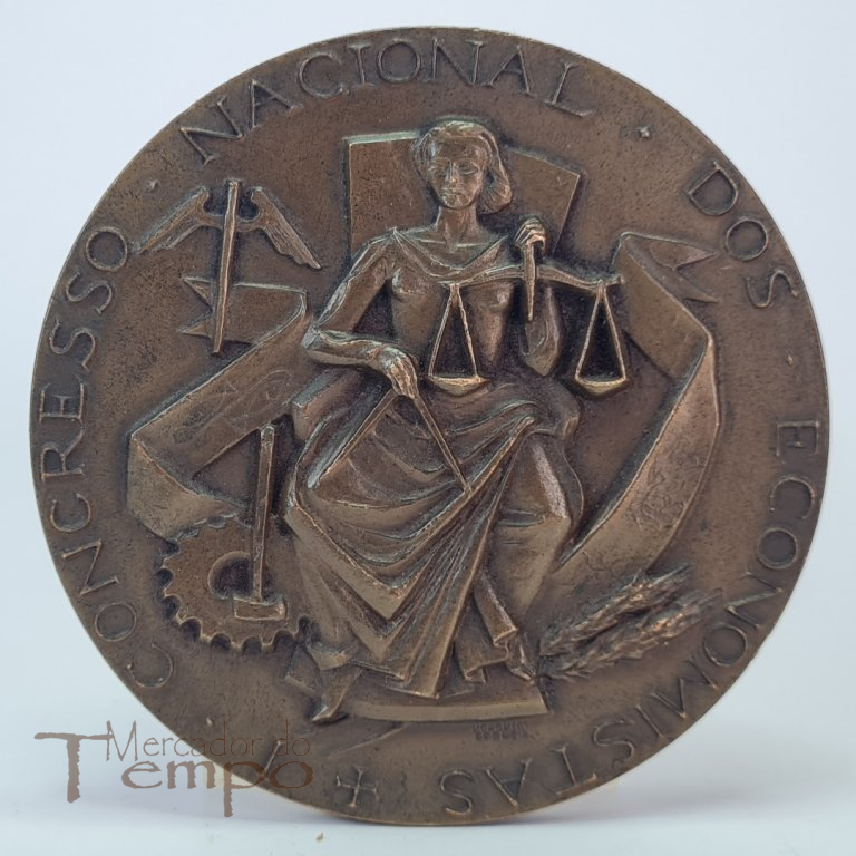 Medalha em bronze do I Congresso Nacional dos Economistas, Luanda, datada de 1955. assinada: Joaquim Correia