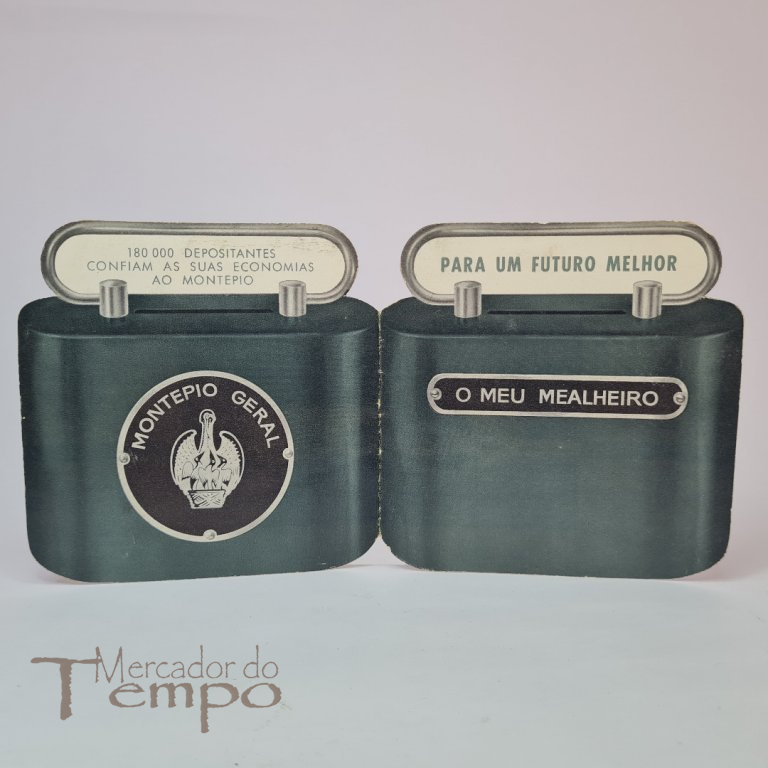 Publicidade do Banco Montepio Geral, com formato de mealheiro