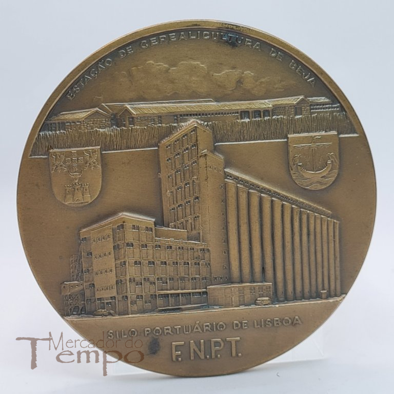 Medalha em bronze Federação Nacional dos Produtores de Trigo, comemorativa dos 30 anos ao serviço da lavoura do País, 1933 - 1933. Assinada : M.Norte.