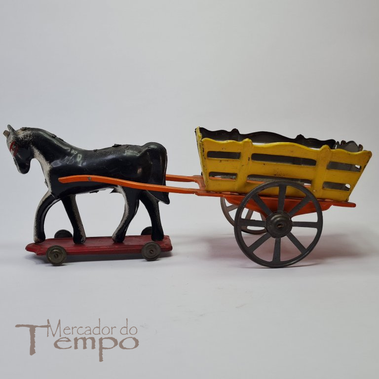 Brinquedo Português Carroça puxada por cavalo em folha/chapa anos 70